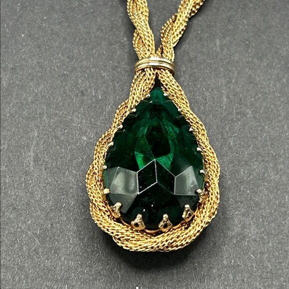 VTG 1970s Gold Tone Twisted Mesh Necklace with Green Faceted Glass Pendant - Picture 2 of 8
